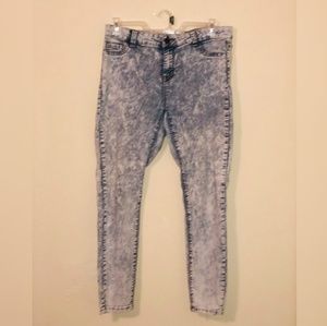 Light blue washed jeans